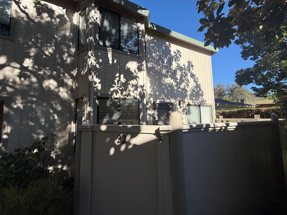 22 Dockside Cir in San Rafael, CA - Building Photo