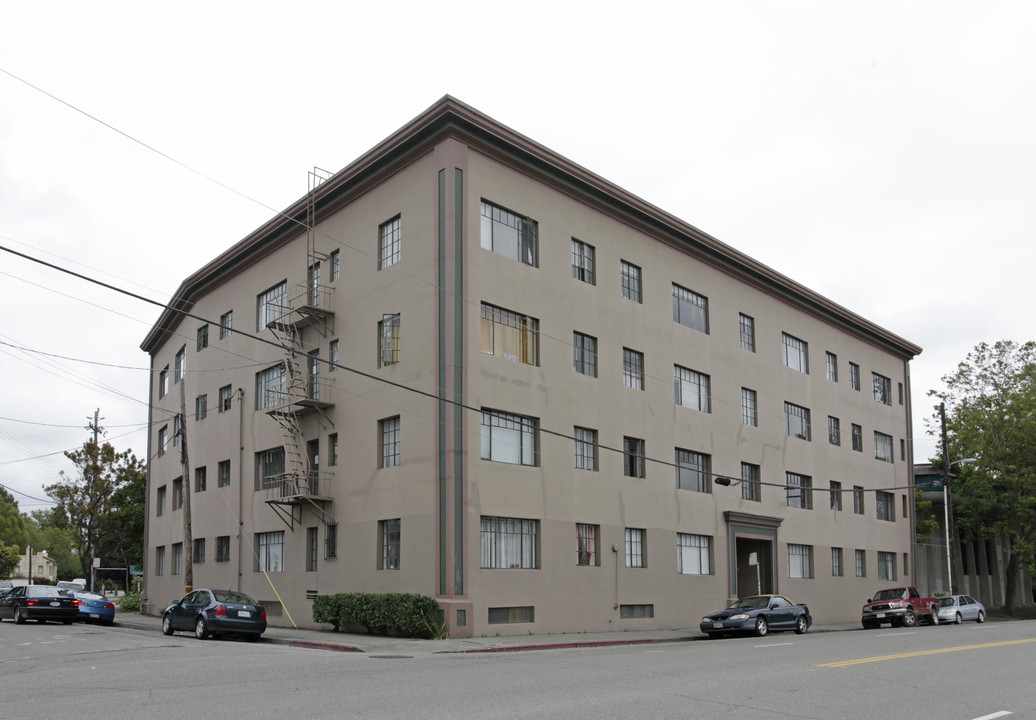 Claremont Towers Apartments in Oakland, CA - Building Photo