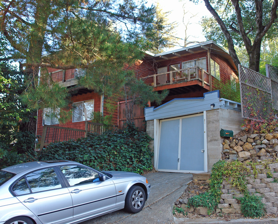 11 Bungalow Ave in San Rafael, CA - Building Photo