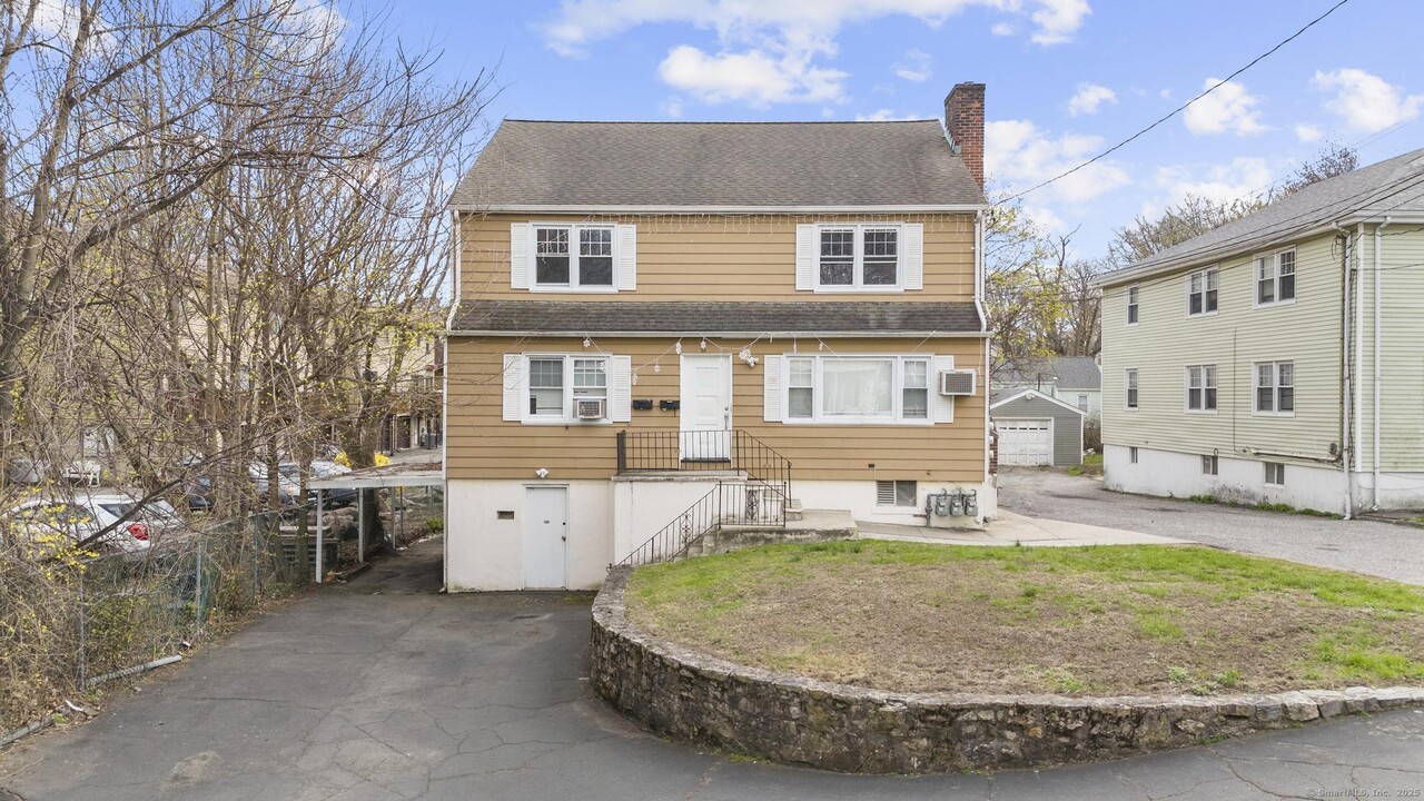 55 Limerick St in Stamford, CT - Foto de edificio