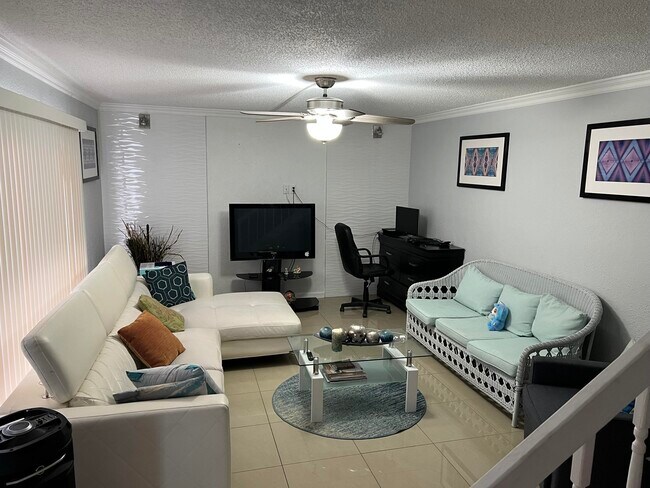 199 Woodland Rd in Palm Springs, FL - Building Photo - Building Photo