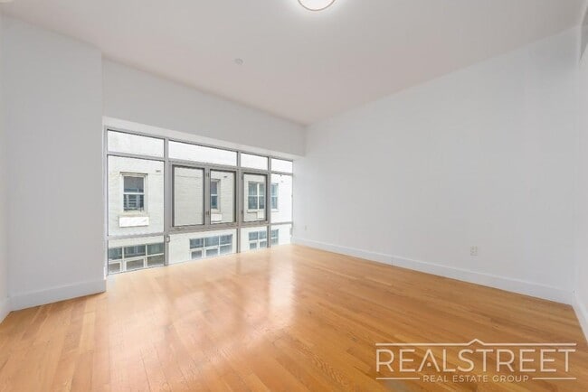 LUXURY LOFT in Queens!
