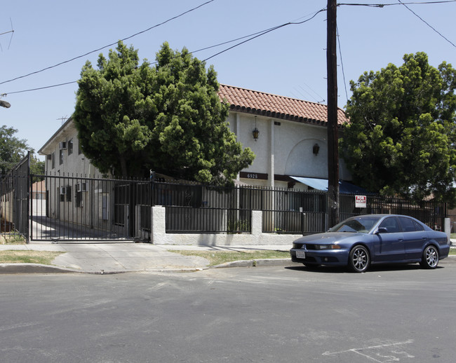 6928 Radford Ave in North Hollywood, CA - Foto de edificio - Building Photo