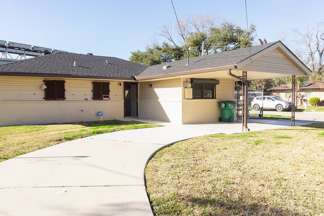 900 Barnes St in Bridge City, LA - Building Photo