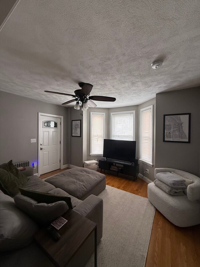 5 Henshaw St, Unit 1 in Newton, MA - Building Photo - Building Photo