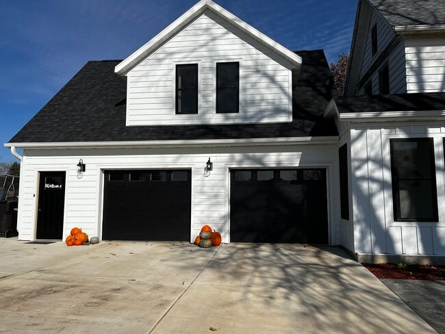 500 9th Ave, Unit 500 in New Glarus, WI - Foto de edificio - Building Photo