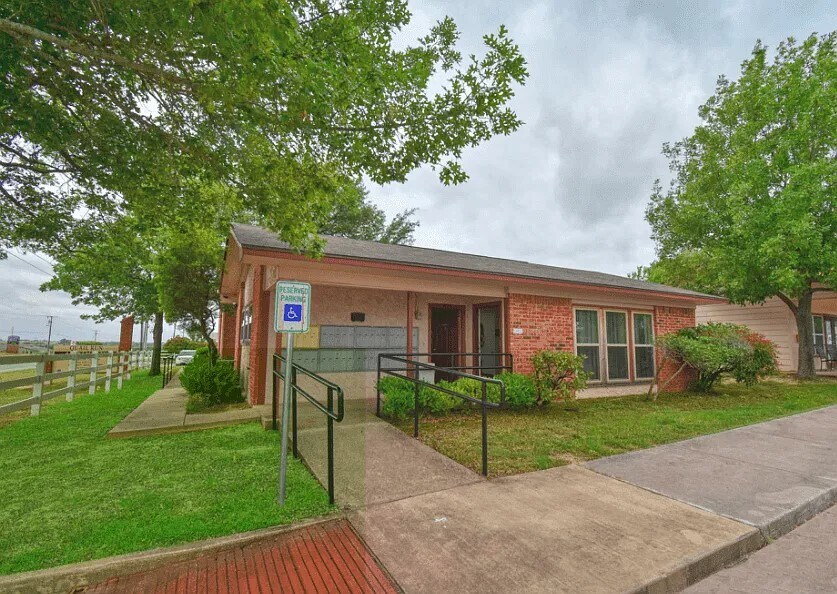 1906 S College Ave in Decatur, TX - Building Photo