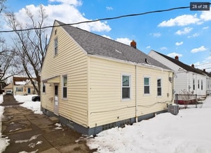 18815 Fairway Ave in Maple Heights, OH - Building Photo - Building Photo