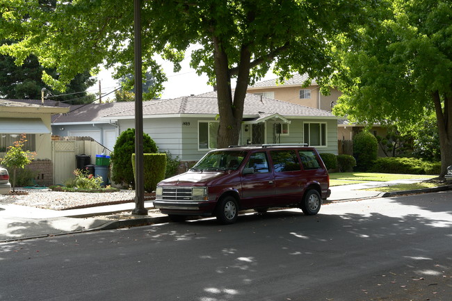 1489-1491 Sierra St in Redwood City, CA - Foto de edificio - Building Photo