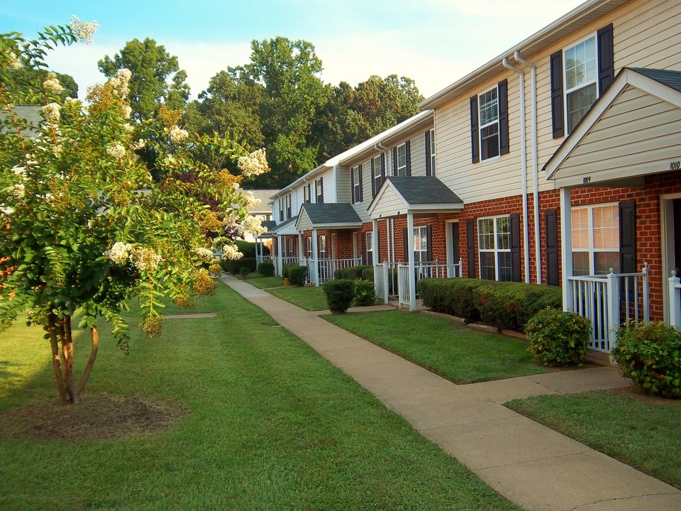 Jouett Square Townhomes in Louisa, VA - Building Photo