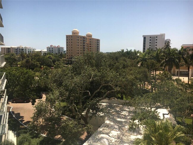 1111 N Gulfstream Ave in Sarasota, FL - Building Photo - Building Photo