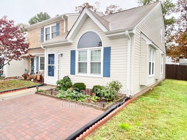211 Crestwood Ct in Yorktown, VA - Building Photo - Building Photo