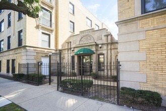 Wilson Court - 1901 W Wilson Ave in Chicago, IL - Building Photo - Building Photo