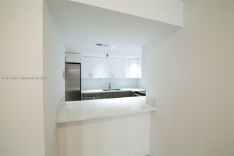 2401 Collins Ave, Unit 512 in Miami Beach, FL - Building Photo - Building Photo