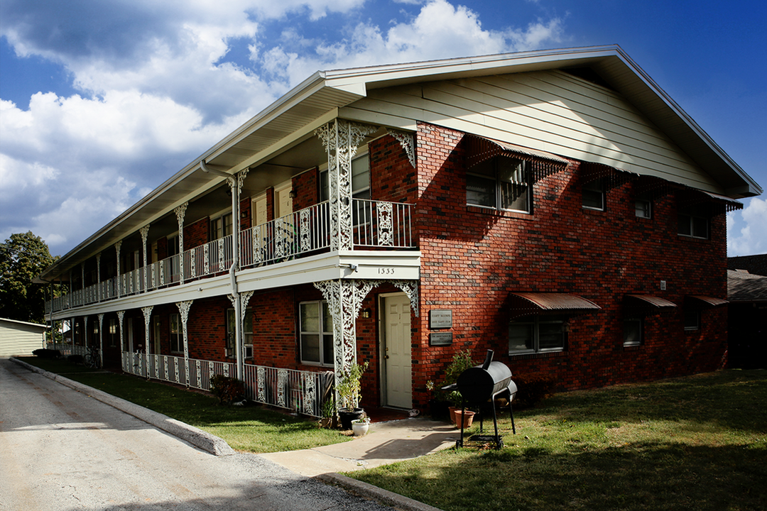 East Manor Apartments in Springfield, MO - Building Photo