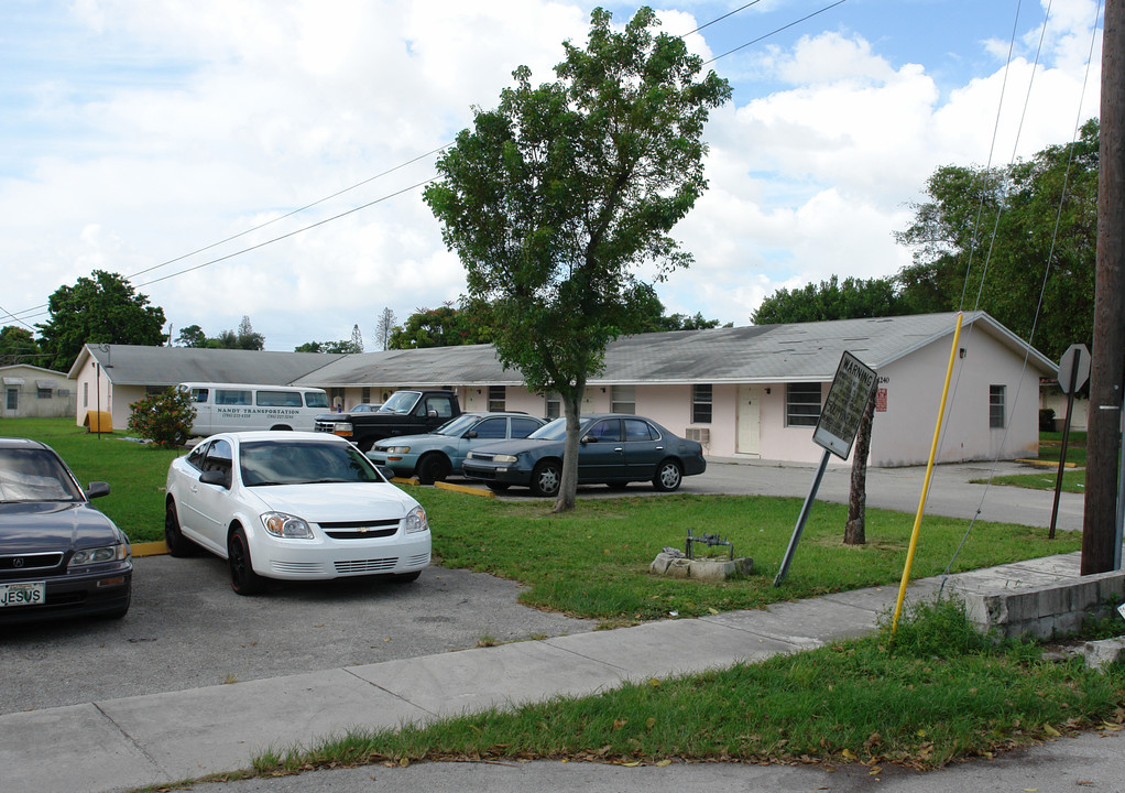 1240 NE 113th Ter in Miami, FL - Foto de edificio