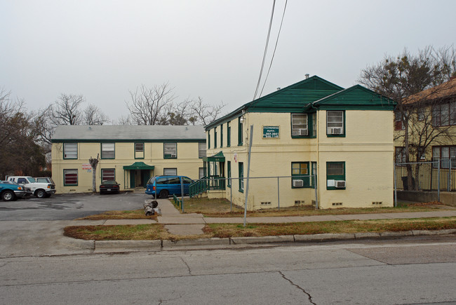 FAZ Properties Apartments in Dallas, TX - Foto de edificio - Building Photo