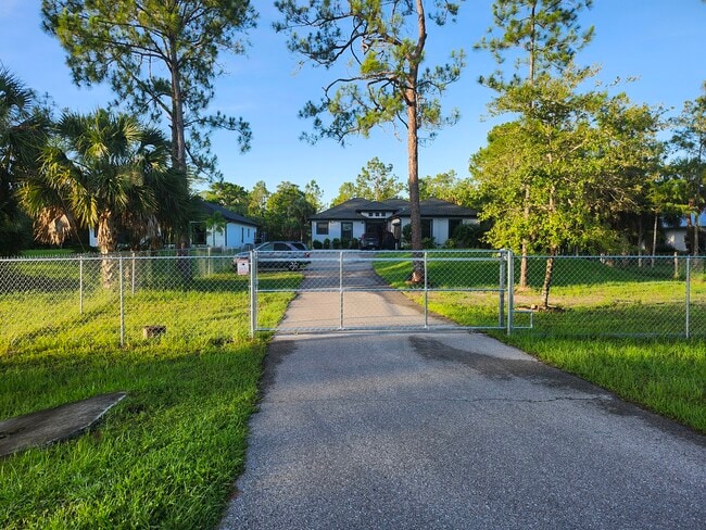 2832 37th Ave NE in Naples, FL - Building Photo - Building Photo