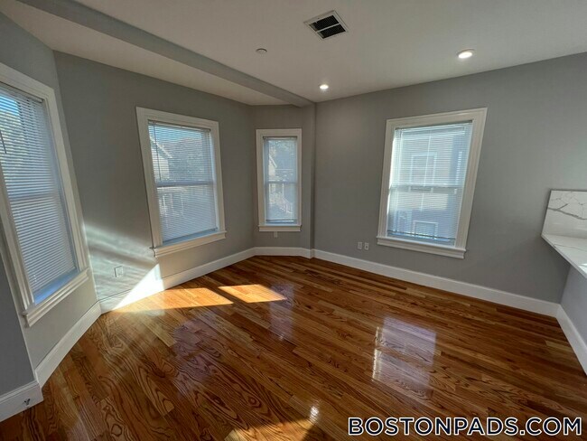 29 Alpine St, Unit 2 in Somerville, MA - Building Photo - Building Photo