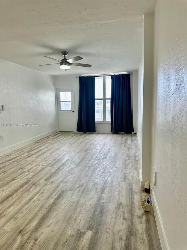 1300 Lincoln Rd in Miami Beach, FL - Building Photo - Building Photo
