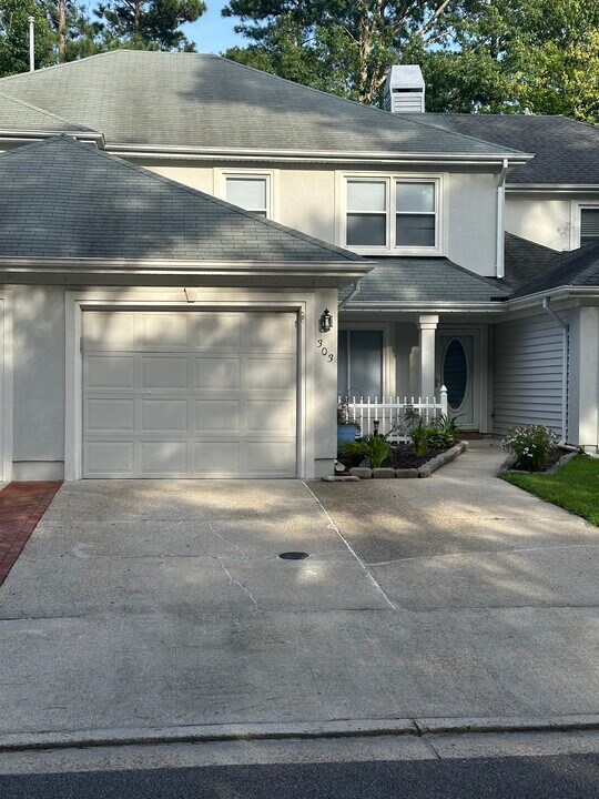 303 Esplanade Pl in Chesapeake, VA - Building Photo