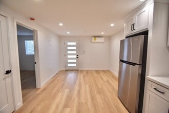 14830 Dickens St, Unit 14834 1/2 in Los Angeles, CA - Building Photo - Building Photo