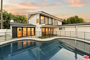 15655 Castlewoods Dr in Los Angeles, CA - Building Photo