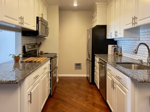 2262 Benson Ave, Unit E in St. Paul, MN - Building Photo - Building Photo