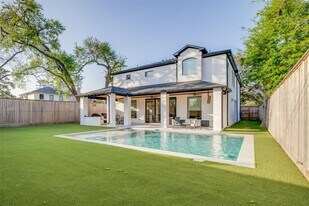 907 W 43rd St in Houston, TX - Building Photo