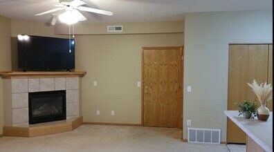 2855 Coral Ct, Unit 302 in Coralville, IA - Foto de edificio - Building Photo