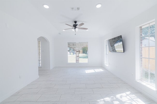 property at 2122 Maple Cir