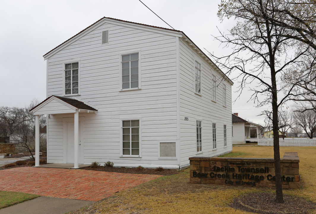 Townsell Creek Apartments in Irving, TX - Building Photo