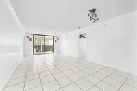 5340 NW 2nd Ave, Unit 323 in Boca Raton, FL - Building Photo - Building Photo