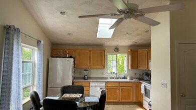 194 Holly Rd in South Kingstown, RI - Foto de edificio - Building Photo