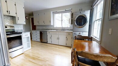 7 Warren St, Unit Winthrop Room in Hallowell, ME - Building Photo - Building Photo