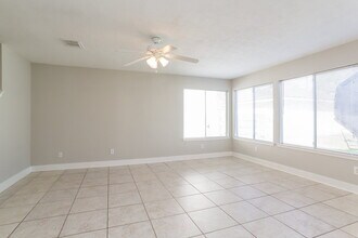 10202 Farrell Dr in Houston, TX - Foto de edificio - Building Photo