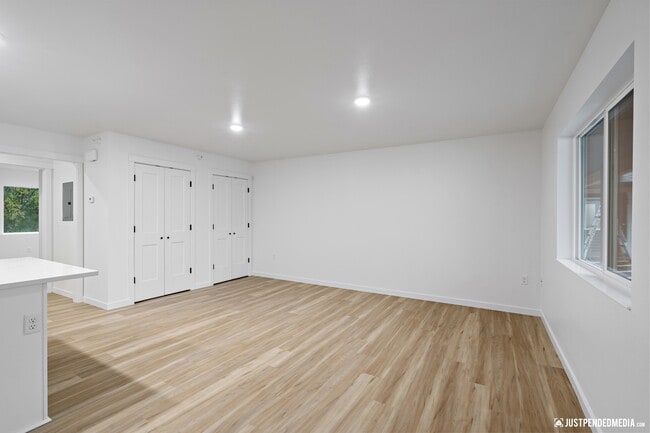 12378 Lake St in Anchorage, AK - Building Photo - Building Photo