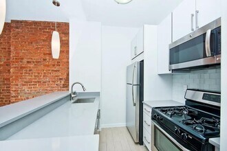 130 Barrow St in New York, NY - Building Photo - Building Photo