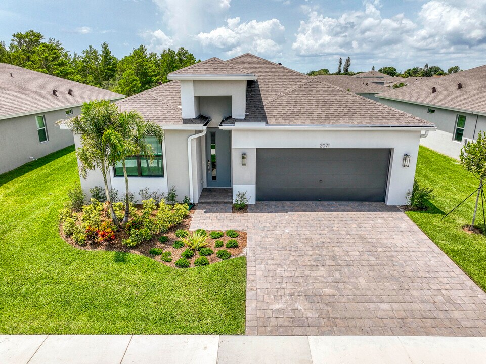 2071 NE Cedar St in Jensen Beach, FL - Building Photo