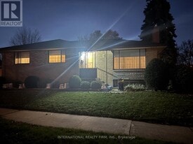 2 Tynevale Dr in Toronto, ON - Building Photo