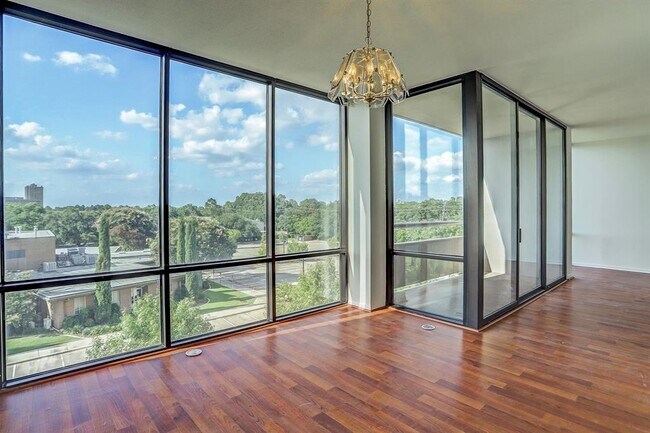 1111 Bering Dr in Houston, TX - Foto de edificio - Building Photo