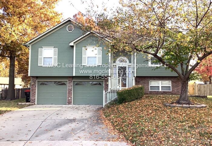 1902 Arapahoe Ct in Greenwood, MO - Building Photo