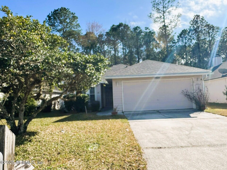 4263 Hanging Moss Dr in Orange Park, FL - Building Photo