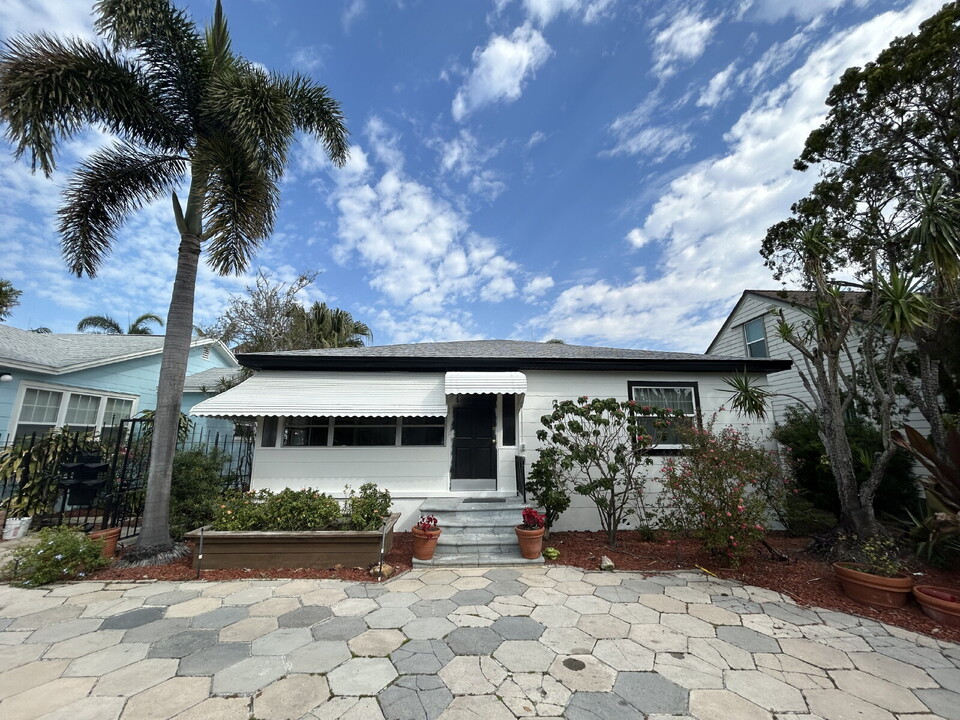 2411 Burlington Ave N in St. Petersburg, FL - Building Photo