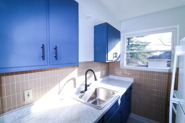 1954 Rockland Ave, Unit 4