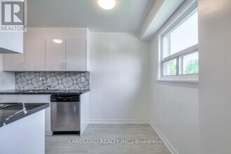 2830 Midland Ave in Toronto, ON - Building Photo - Building Photo