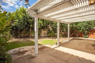 13388 Calderon Rd in San Diego, CA - Foto de edificio - Building Photo