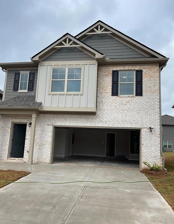 Room in House on Stovall Pl in Hampton, GA - Building Photo