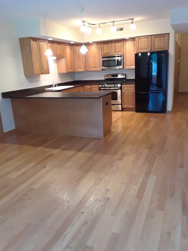 5761 W Higgins Ave in Chicago, IL - Building Photo - Building Photo