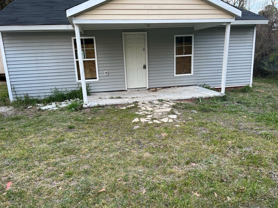 115 Rupe St in Spring Lake, NC - Building Photo